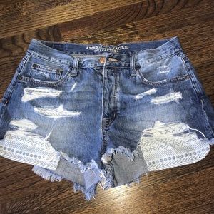 Jean shorts with embroidered pockets